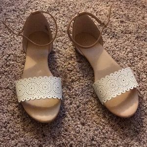 Size 6 women’s white cutout sandals like new